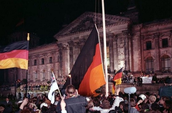 Bundesarchiv_Bild_183-1990-1003-400,_Berlin,_deutsche_Vereinigung,_vor_dem_Reichstag